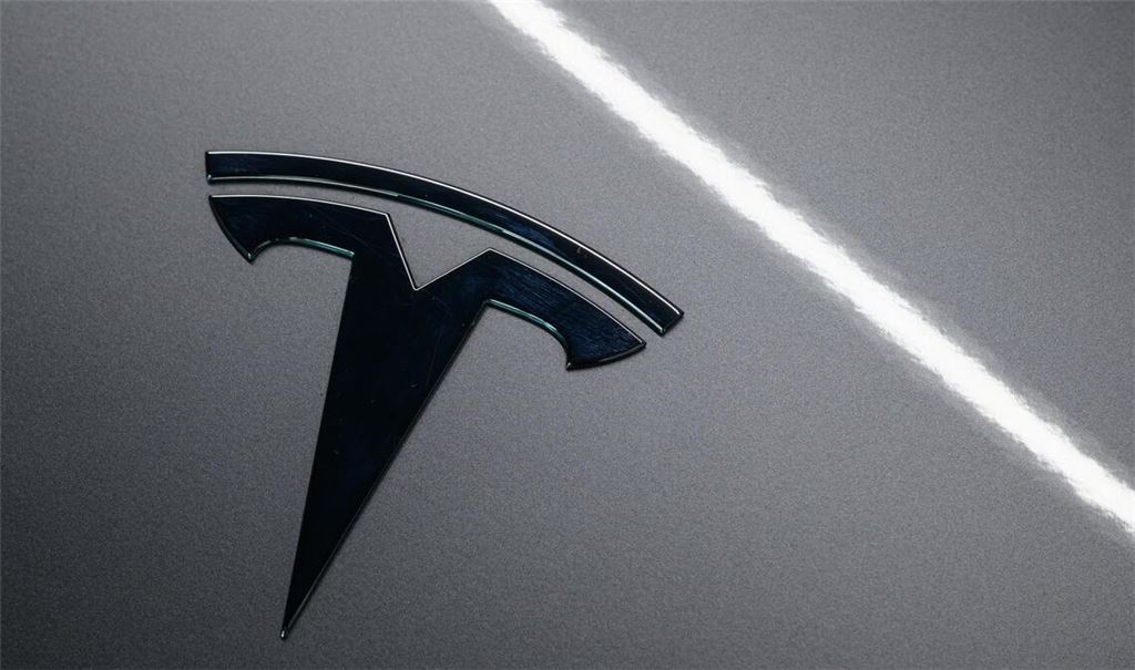 Laut Tesla-Chef Elon Musk liegt die Zukunft der Firma in selbstfahrenden Autos und Robotern. (Archivbild)