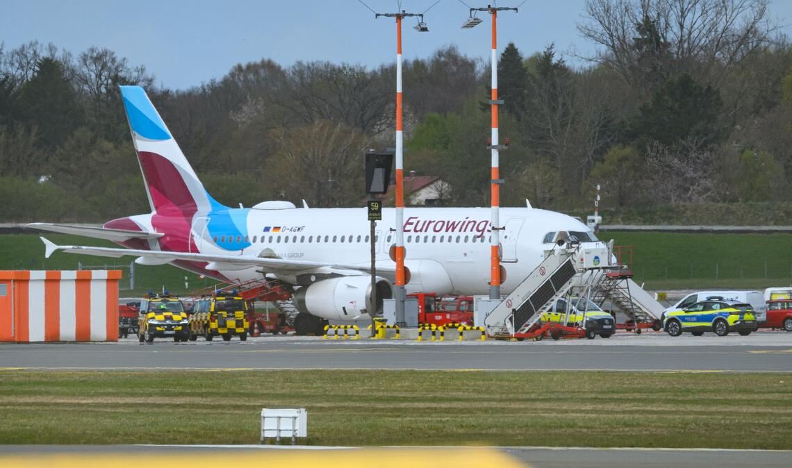 Laut der Flugdatenplattform Flightradar24 war das Flugzeug am Nachmittag am Hamburger Flughafen abgehoben, wo es keine Stunde später auch wieder landete.