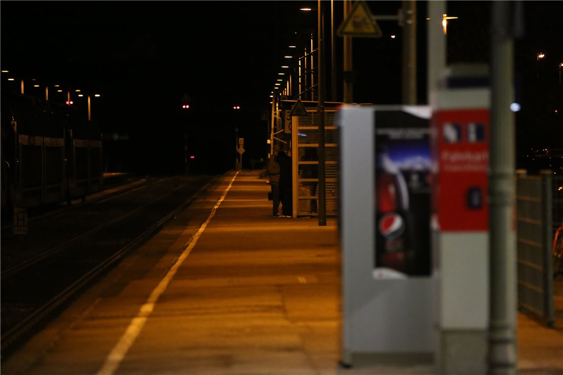 910_0008_122381_lh_Bahnhof_Muehlacker_Nacht_1_