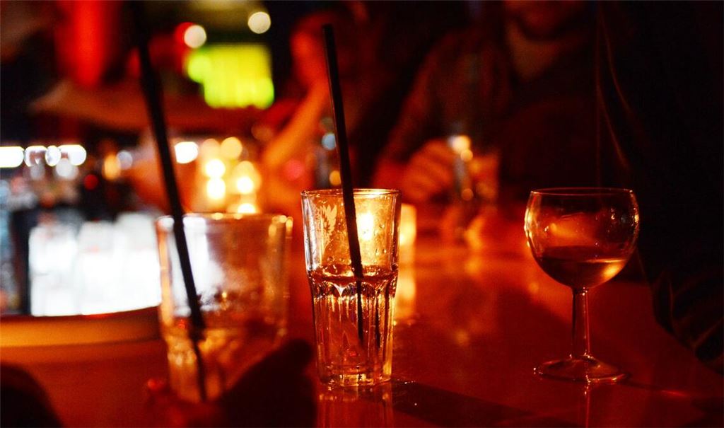 Laut der Studie berichteten Teilnehmende nach dem Ansehen entsprechender Beiträge 73 Prozent häufiger von erhöhter Lust auf Alkohol als Personen, die vergleichbare Videos ohne Alkohol sahen. (Symbolbild)