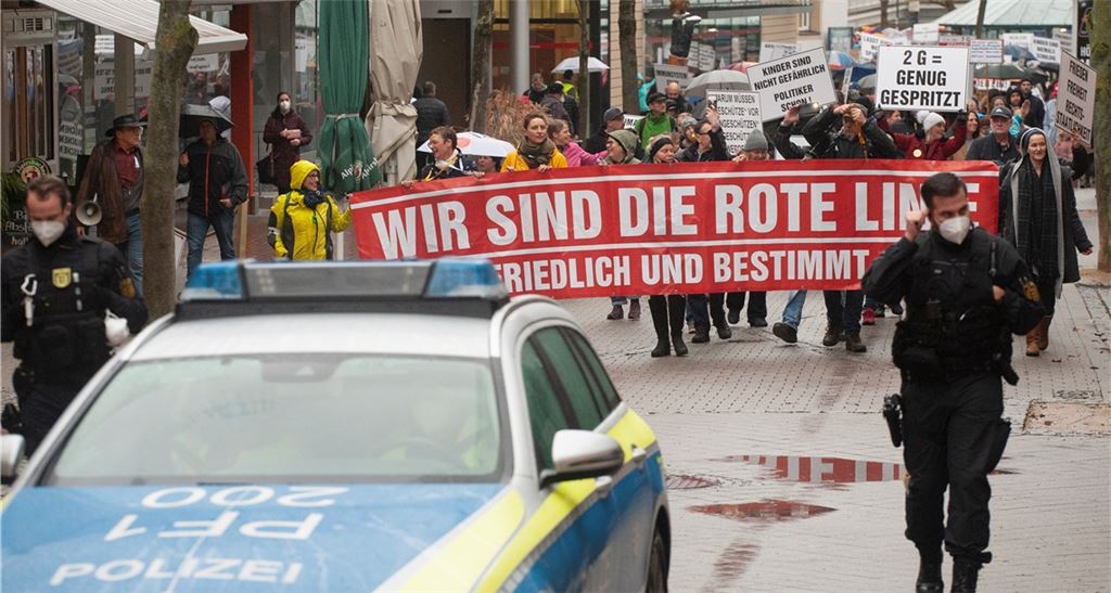 Laut einer Schätzung der Polizei haben sich nahezu 500 Personen an dem Umzug durch die Mühlacker Innenstadt beteiligt. Foto: Fotomoment