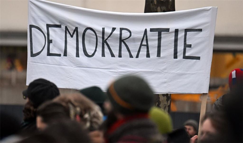Laut einer Untersuchung unter 137 Staaten - Deutschland ist nicht darunter - gerät die Demokratie weltweit zunehmend unter Druck. (Archivbild)