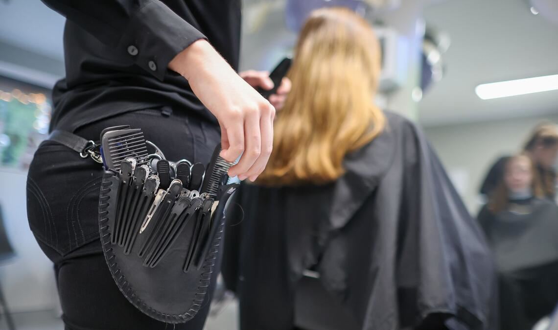 Laut einer YouGov-Umfrage gibt ein Viertel der Menschen in Deutschland kein Geld für einen Haarschnitt aus. (Archivbild)