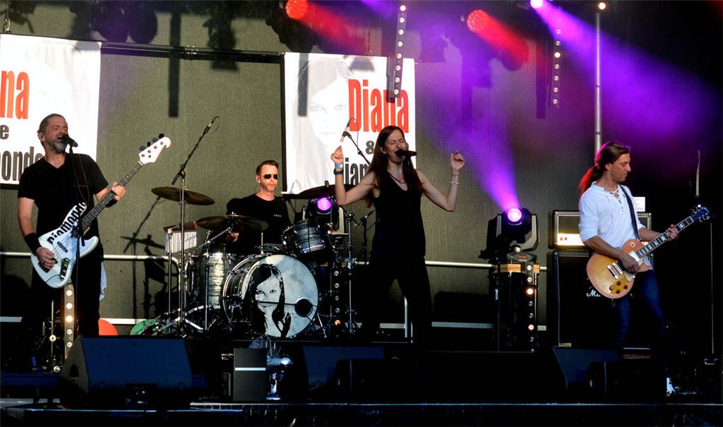 Lautstarke Rückkehr an die stille Enz: Diana Schmitt mit ihrer Band „Diana & The Diamonds“ begeistern rund 800 Besucher. Fotos. Stahlfeld