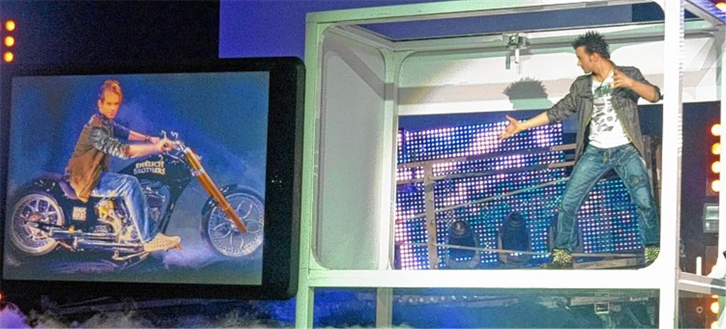 Lautstarkes Opening: Chris Ehrlich taucht erst im überdimensionalen iPad auf und kommt tatsächlich mit einem Motorrad daraus herausgefahren zu seinem Bruder Andreas. Foto: Roth