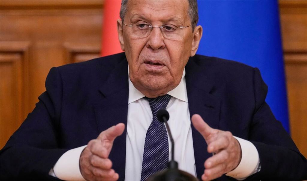 Lawrow sieht die Bedingungen für ein Spitzentreffen von Putin mit Selenskyj für nicht erfüllt an.