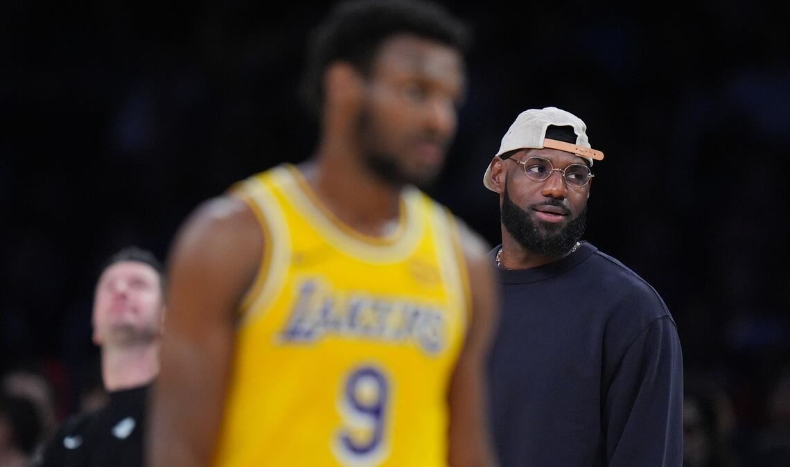 LeBron James konnte bei der deutlichen Niederlage der Lakers nur vom Spielfeldrand zusehen.