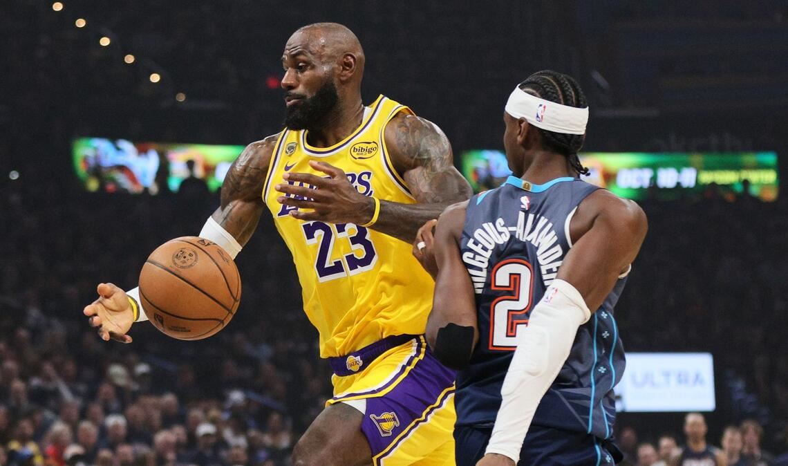 LeBron James (l.) stand zum 300. Mal in einem Playoff-Spiel auf dem Parkett.