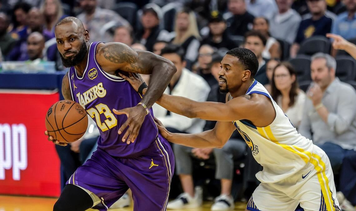 LeBron James (links) führte die Lakers zu einem Sieg bei den Warriors.