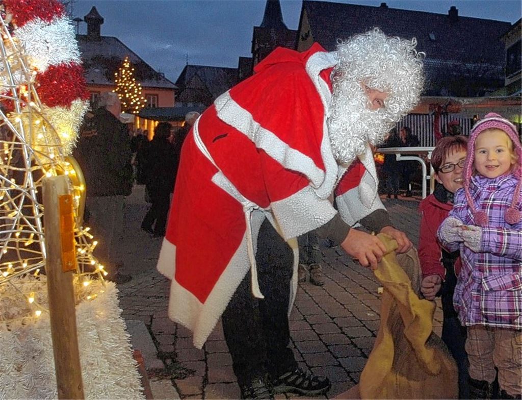 Lea-Marie besucht mit ihrer Mama Sandra Oser den Wiernsheimer Weihnachtsmarkt und freut sich über ein Geschenk. Foto: Fotomoment