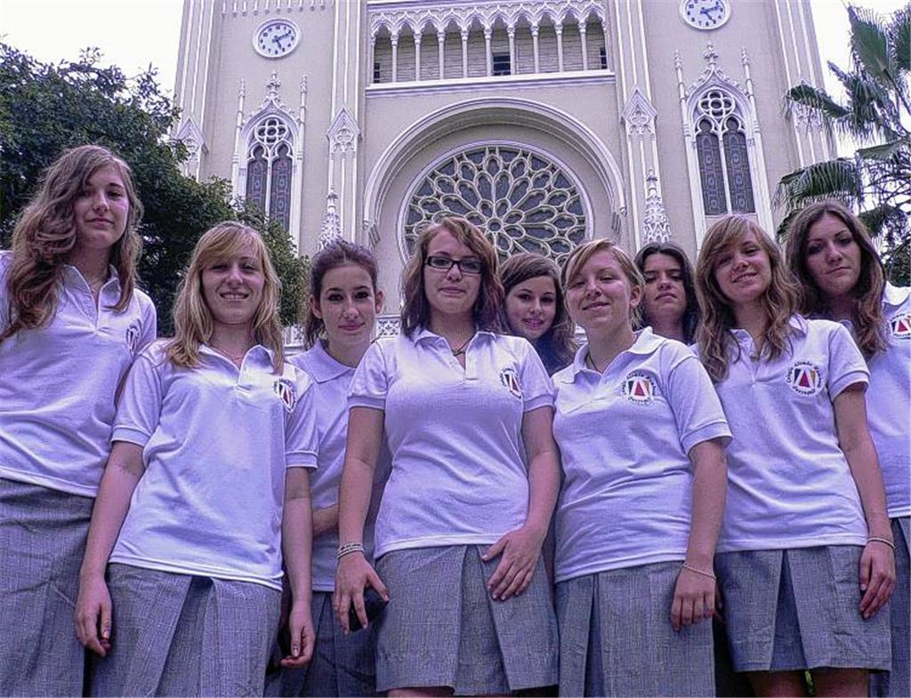 Lea Recken (4.v.li.) hat in Ecuador nicht nur neue Freunde gefunden, sondern auch tierische Kontakte geknüpft.