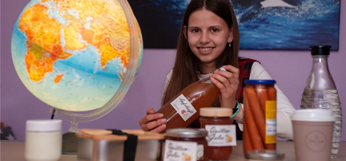 Lea Scheible hat dem Plastikmüll den Kampf angesagt. Die 13 Jahre alte Dürrmenzerin setzt der Umwelt zuliebe auf Glas und mischt sich ein, wo es ihr nötig erscheint. Foto: Fotomoment