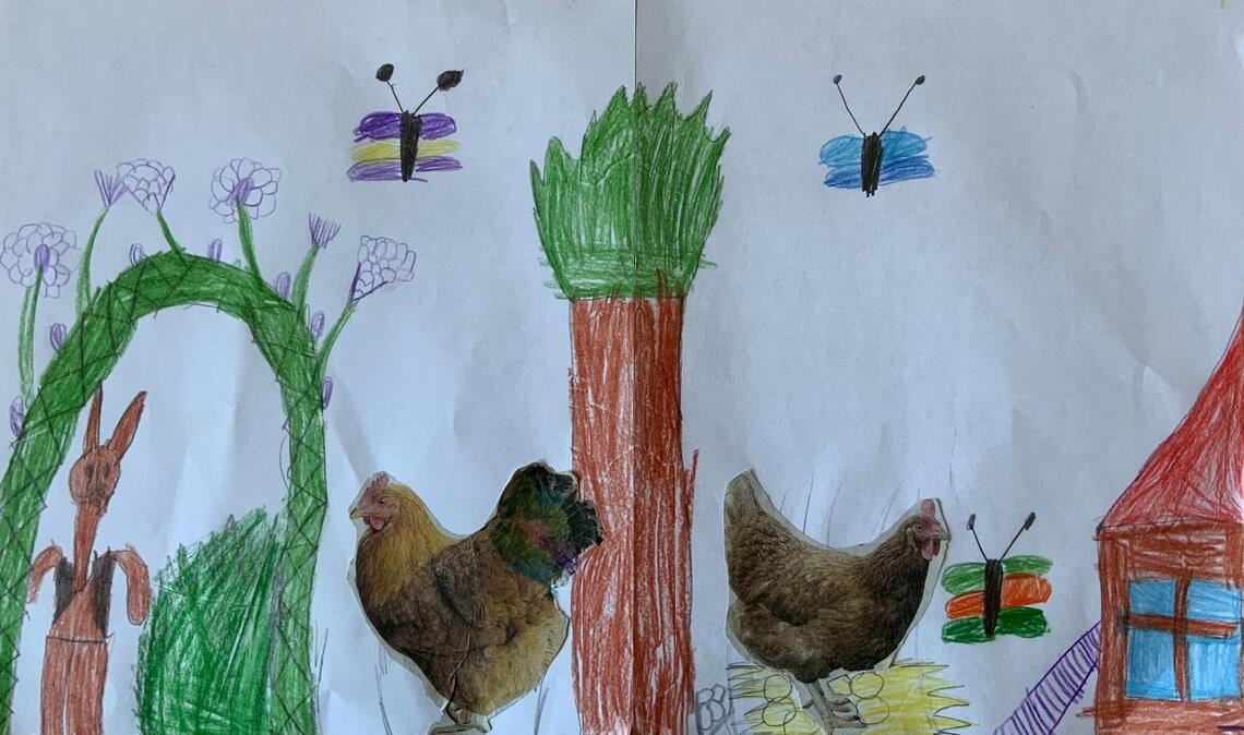 Lea Winterstein (5) hat zwei der Hühner-Models in Szene gesetzt.