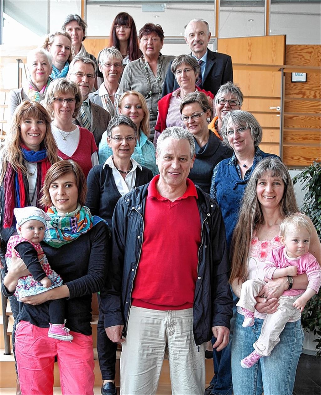 Lea und Aaliya freuen sich mit: Es geht um Kinder, und da dürfen diese auch bei der Überreichung der Familienhelfer-Zertifikate nicht fehlen. Vhs-Leiter Dagobert Breitkreuz (hinten rechts) begrüßt in seinem Haus in Pforzheim die Kursteilnehmer und Verantwortlichen.