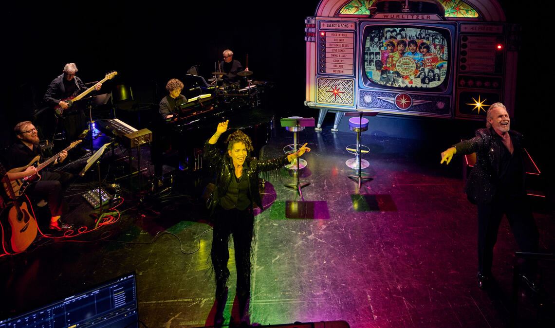 Leander Mangelsdorf (v.li.), Klaus Dusek, Philipp Haag, Rainer Kunert, Lilian Huynen und Jon Goldsworthy lassen Erinnerungen aufleben. Foto: Theater Pforzheim/Martin Sigmund