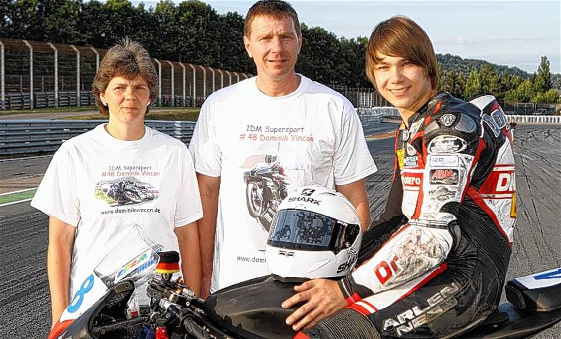 Leben für den Motorradsport und mit der Gefahr: Die Knittlinger Familie Sonja , Frank und Sohn Dominik Vincon (v.l.). Nicht im Bild ist Sohn Patrick, der ebenfalls Rennen fährt. Foto: Udo Talmon