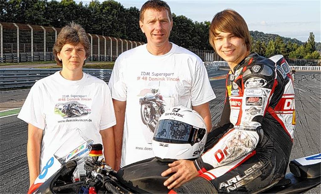 Leben für den Motorradsport und mit der Gefahr: Die Knittlinger Familie Sonja , Frank und Sohn Dominik Vincon (v.l.). Nicht im Bild ist Sohn Patrick, der ebenfalls Rennen fährt. Foto: Udo Talmon