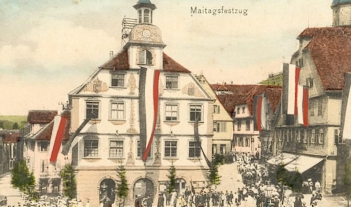 Lebendiges Erbe: Der Vaihinger Maientag hat die nächste Hürde auf dem Weg zum Immateriellen Kulturerbe überwunden. Das Bild zeigt den Festumzug um das Jahr 1900. Foto: Stadtarchiv Vaihingen an der Enz
