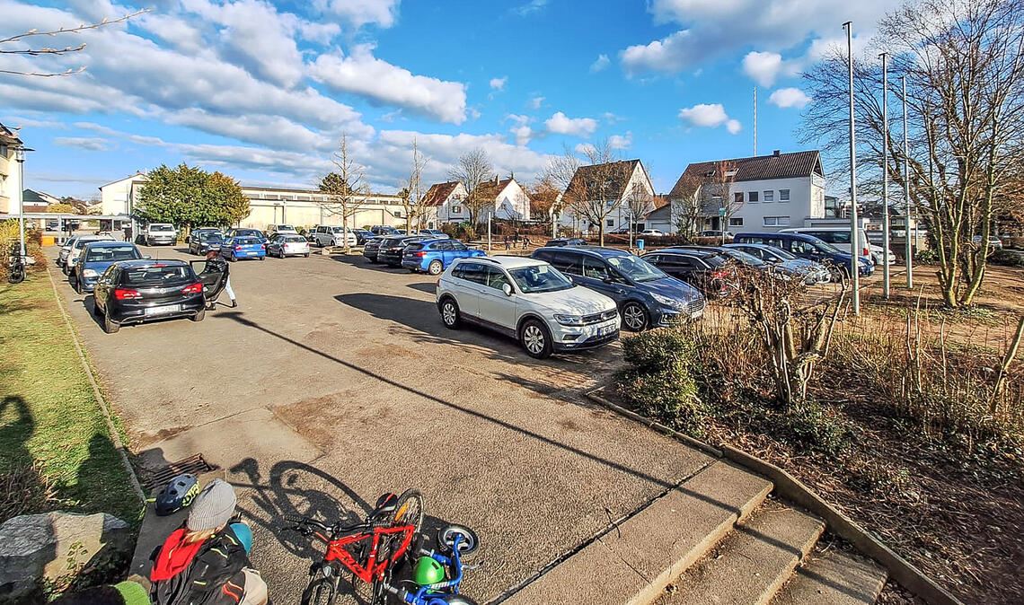 „Lebensgefährlich!“, ärgert sich eine Mutter über den nachmittäglichen Parkverkehr auf dem Schulhof. Foto: privat