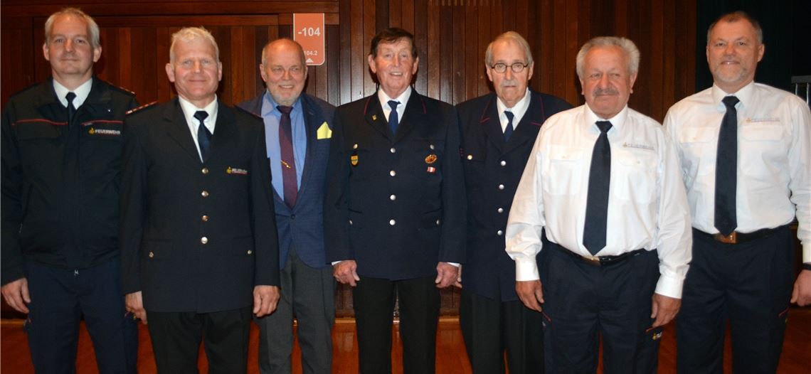 Lebenslanges Engagement: der neue Illinger Feuerwehr-Kommandant Martin Beller (v.l.), sein Vorgänger und jetziger Stellvertreter Joachim Saalbach und Bürgermeister-Stellvertreter Klaus Kluge mit den Geehrten Gerhard Oehrle, Werner Schmidt, Wilhelm Zaiß und Wolfgang Currle.Foto: Stahlfeld