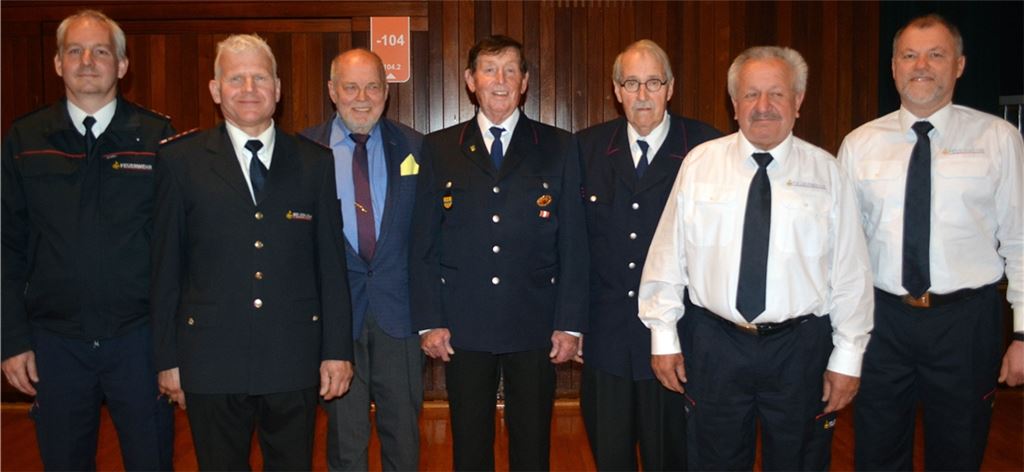 Lebenslanges Engagement: der neue Illinger Feuerwehr-Kommandant Martin Beller (v.l.), sein Vorgänger und jetziger Stellvertreter Joachim Saalbach und Bürgermeister-Stellvertreter Klaus Kluge mit den Geehrten Gerhard Oehrle, Werner Schmidt, Wilhelm Zaiß und Wolfgang Currle.Foto: Stahlfeld