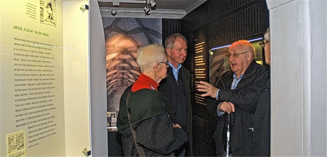 Lebhaft diskutieren Besucher, in der Mitte Professor Jürgen Budday, über das Museum. Foto: Filitz