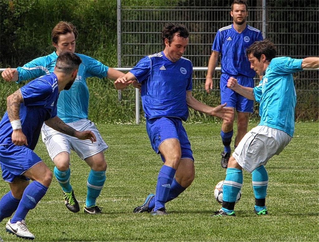 Lebhafter Fußball und ein 2:2 zwischen Phönix Lomersheim (weiße Hosen) und dem SV Illingen.