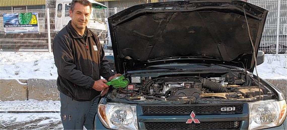 Lebt sie noch? Timo Laubscher vom Bosch Car- und Truck-Service in Mühlacker prüft mit einem Messgerät die Leistungsfähigkeit einer Autobatterie. Der Juniorchef der Kfz-Werkstatt stellt sich bereits auf Kunden ein, die wegen der Kälte eine neue Batterie benötigen. 