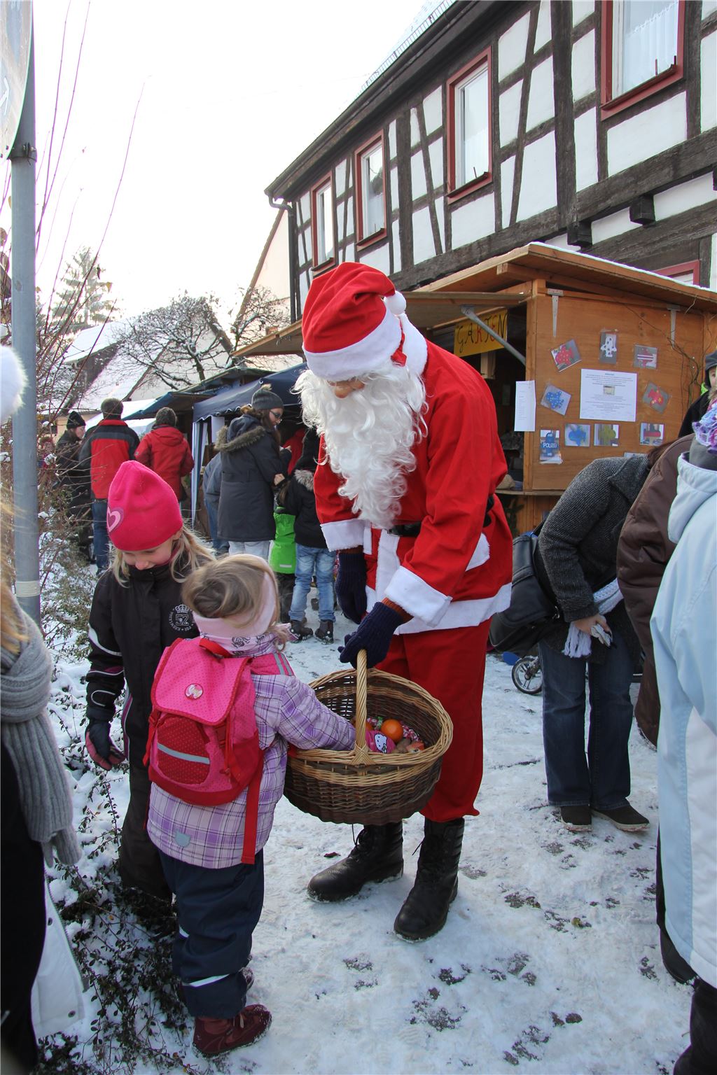 Lecker: Der Nikolaus verteilt Süßes.