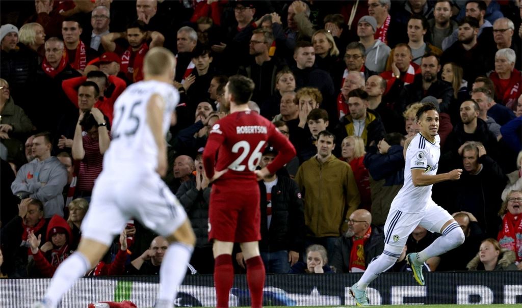 Leeds-Stürmer Rodrigo (r) traf zur Führung in Liverpool.