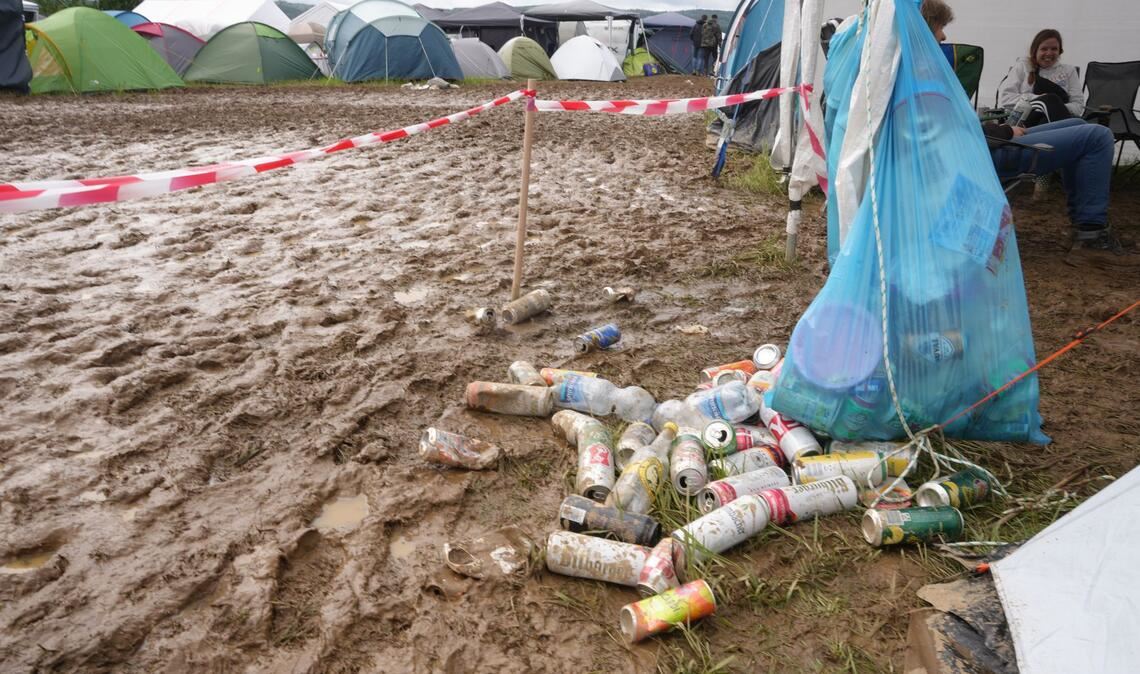 Leere Dosen sind nur ein Beispiel für Müll, der bei einem Festival anfallen kann.