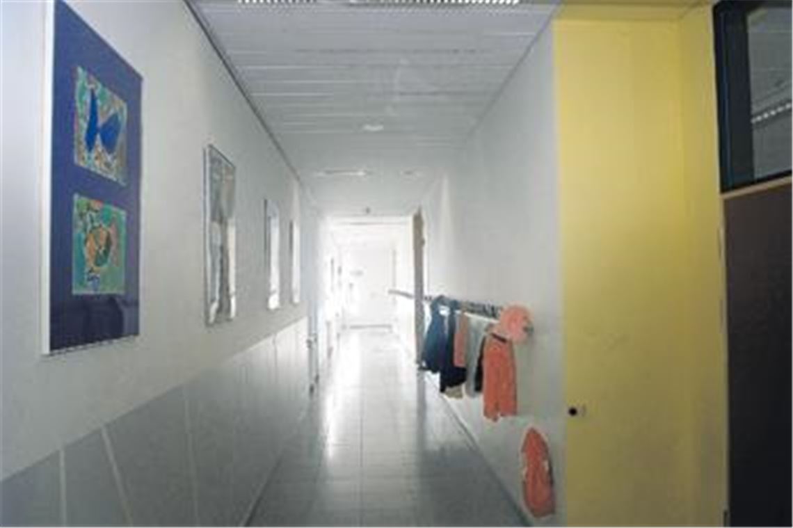 Leere Flure im Neubau der Hartfeldschule: Für den SPD-Abgeordneten Thomas Knapp ist der Verlust der Hauptschule in Enzberg eine direkte Folge der verfehlten Bildungspolitik. Foto: Fotomoment