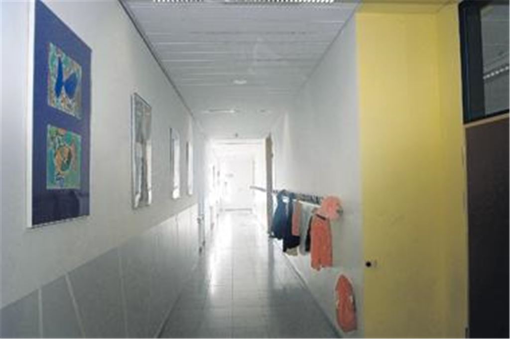 Leere Flure im Neubau der Hartfeldschule: Für den SPD-Abgeordneten Thomas Knapp ist der Verlust der Hauptschule in Enzberg eine direkte Folge der verfehlten Bildungspolitik. Foto: Fotomoment