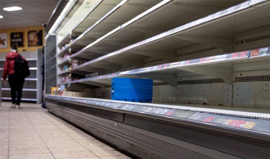 Leere Regale im Supermarkt: Wenn es so weit gekommen ist, lassen sich auch keine Nahrungsmittelvorräte für den Notfall mehr anlegen.