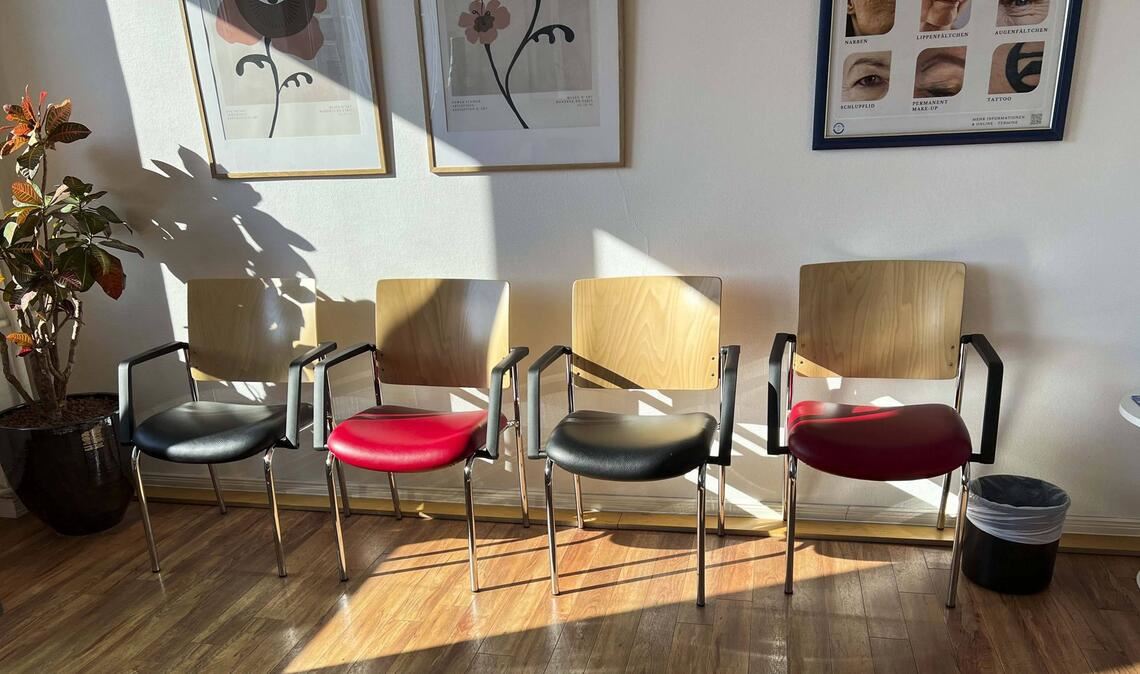 Leere Stühle in einer Arztpraxis. Kassenärzte rechnen wegen der geplanten Einsparungen im Gesundheitswesen mit deutlich weniger Behandlungen in  Praxen (Symbolfoto).