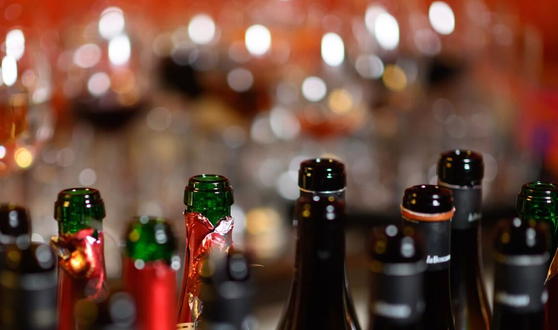 Leere Wein- und Sektflaschen stehen in einer Bar in Dresden auf einem Tresen.