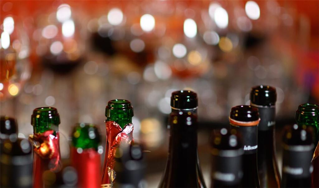 Leere Wein- und Sektflaschen stehen in einer Bar in Dresden auf einem Tresen.