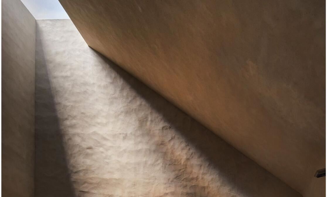 Lehmbau: Tsuyoshi Tane, Clay House, Tokyo, Japan, 2019–23. Im Buch auf Seite 443.