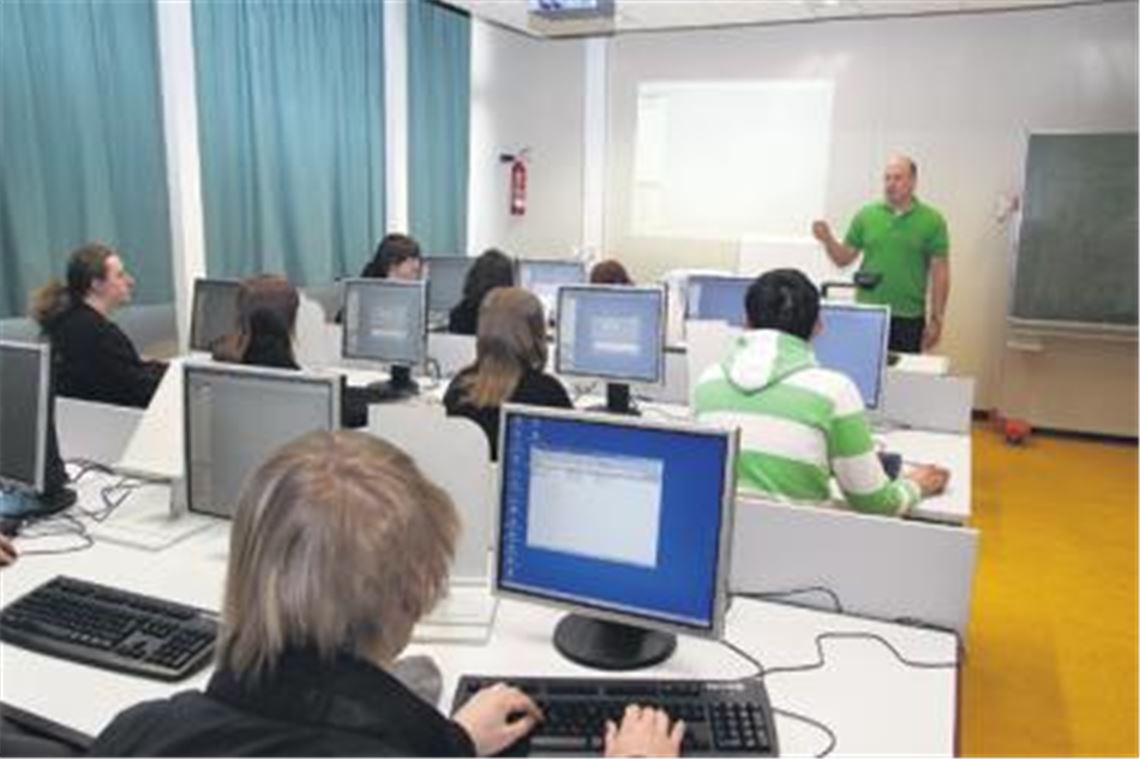 Lehrer Frank Stephan zeigt seiner Klasse, wie Geschäftsprozesse mit einer speziellen Software gesteuert werden können. Ab dem Schuljahr 2011/2012 soll es an der Mühlacker Georg-Kerschensteiner-Schule ein neues Weiterbildungsangebot geben, das einen Abschluss als staatlich geprüfter Betriebswirt ermöglicht und zu einem Studium an einer Fachhochschule berechtigt.
Foto: Disselhoff