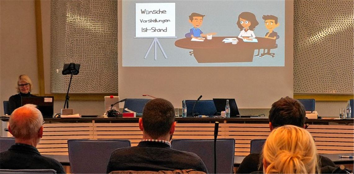 Lehrer und Lehramtsanwärter beschäftigen sich bei ihrer Fortbildung mit den Vorzügen und den Schattenseiten der modernen Medien.