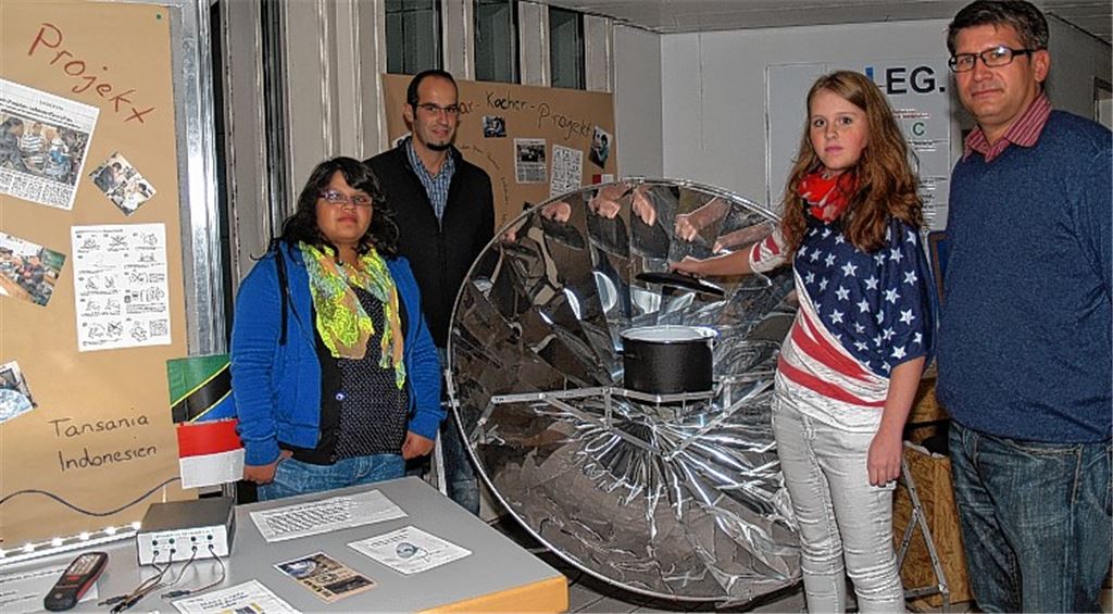 Lehrer und Schüler geben Einblicke am Infostand der Ferdinand-von-Steinbeis-Schule (v.li.): Alina Bachteler, Francisco Rivas, Sharon Kicklighter und Christoph Müller. Foto: Filitz