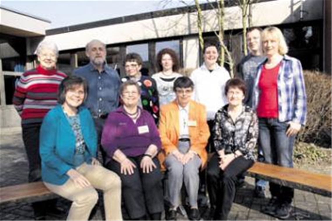 Lehrerin Ingrid Burger (re. vorne) und Schulleiterin Birgid Klepper (li. vorne) sehen in den Jugendbegleitern eine Bereicherung. Ein Teil der Helfer sitzt auf Bänken, die der Jugendbegleiter und Schlosser Wolfgang Link zusammen mit seinen Schützlingen gebaut hat. Foto: Disselhoff