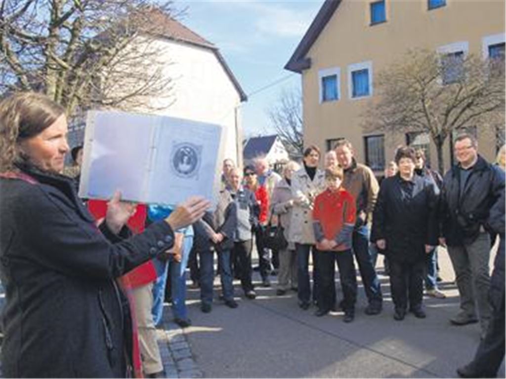 Lehrreicher Rundgang: Stadtführerin Beate Dütsch mit einem Bild von Gräfin Franziska von Hohenheim, die 1764 Mühlhausen gerne gekauft hätte. Foto: Filitz