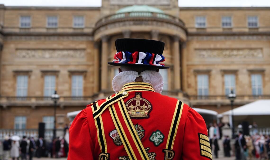 Leibwächter der königlichen Garde stehen bei der jährlichen Gartenparty des britischen Königshauses im Buckingham-Palast.