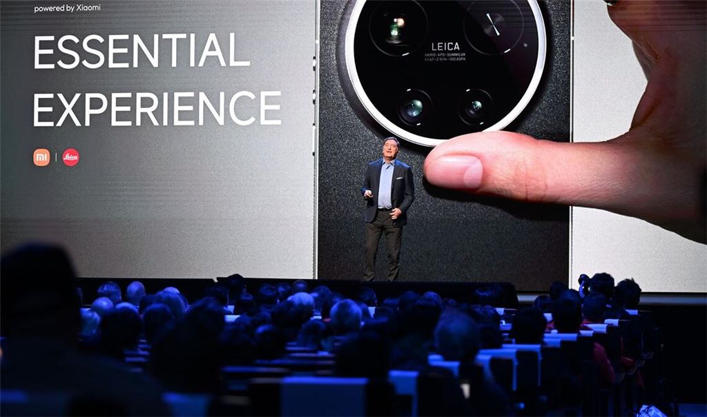 Leica-Chef Matthias Harsch bewirbt das neue Smartphone seiner Firma auf der Bühne.