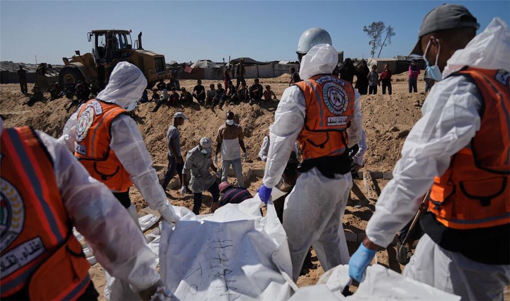 Leichen werden in einem Massengrab in Deir al-Balah im Gazastreifen begraben.