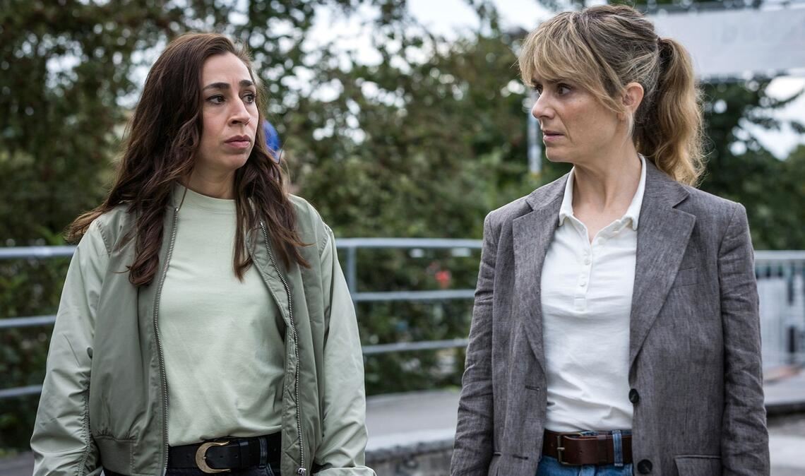 Leichenfund an der Limmat: Es ist nicht der einzige Tote, mit dem sich Kommissarin Tessa Ott (Carol Schuler, l.) und ihre Kollegin Kommissarin Isabelle Grandjean (Anna Pieri Zuercher) beschäftigen müssen.