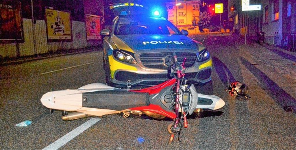 Moped prallt gegen Streifenwagen