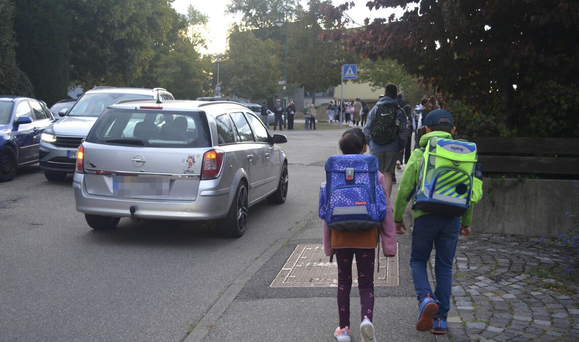 Leidtragende des Verkehrschaos sind unter anderem die vielen Kinder, die zu Fuß zur Schule kommen. Fotos: Stahlfeld