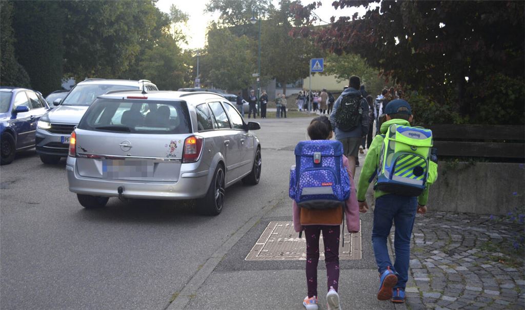 Leidtragende des Verkehrschaos sind unter anderem die vielen Kinder, die zu Fuß zur Schule kommen. Fotos: Stahlfeld